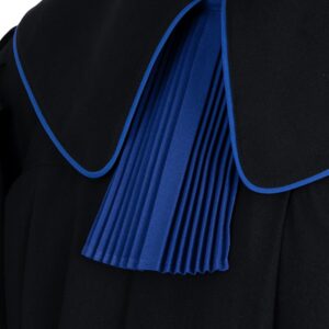 Zdjęcie przedstawia niebieski żabot togi prawniczej radcy prawnego